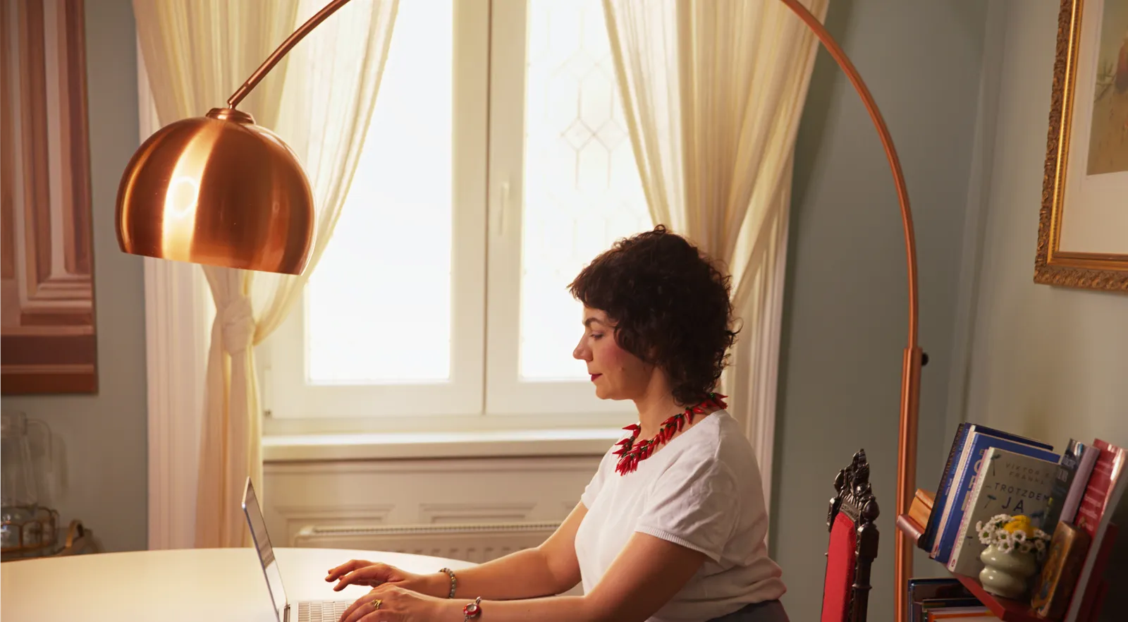 Marina von Persephone arbeitet am Laptop an ihrem Schreibtisch