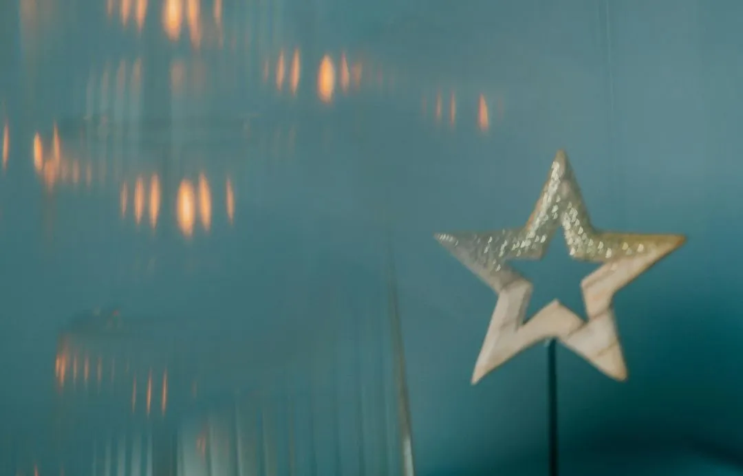 Adventlicher Stern im Licht, Symbolbild für Weihnachten im Kinderwunsch