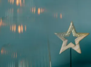 Adventlicher Stern im Licht, Symbolbild für Weihnachten im Kinderwunsch